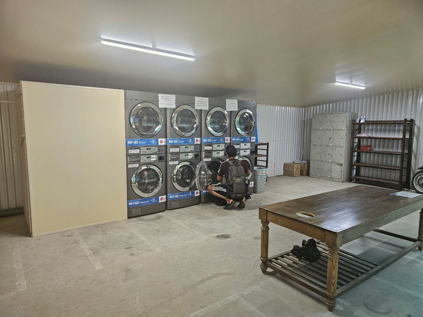 Khách hàng tự giặt đồ, cửa hàng không có nhân viên.