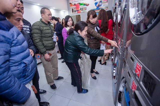 Khách hàng trải nghiệm dịch vụ.